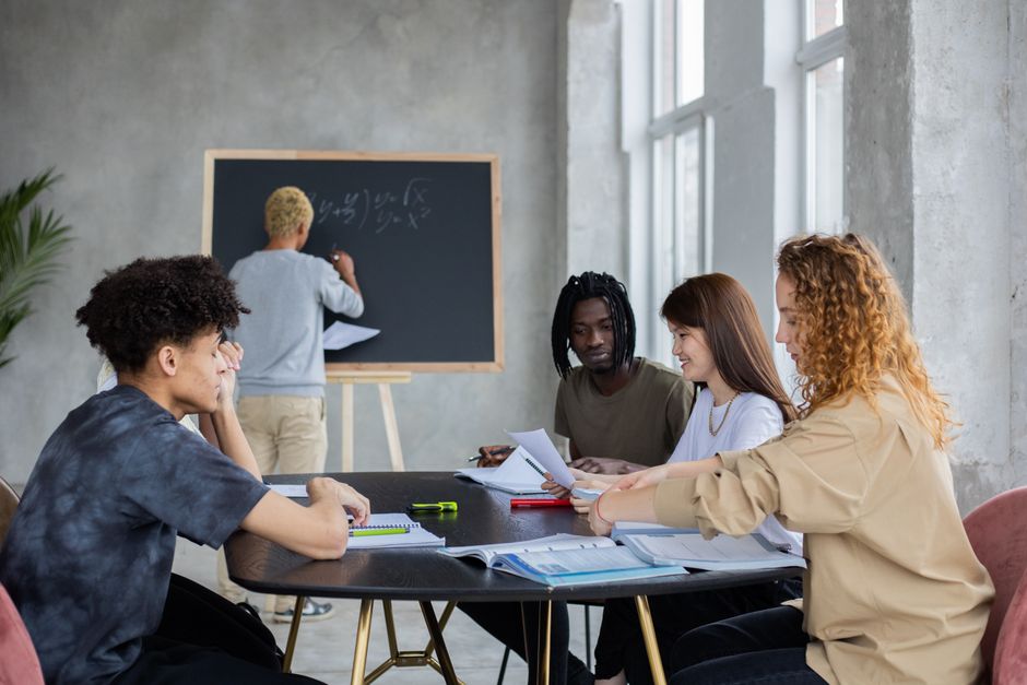 Studentin lernt Deutsch online am Laptop in Wien